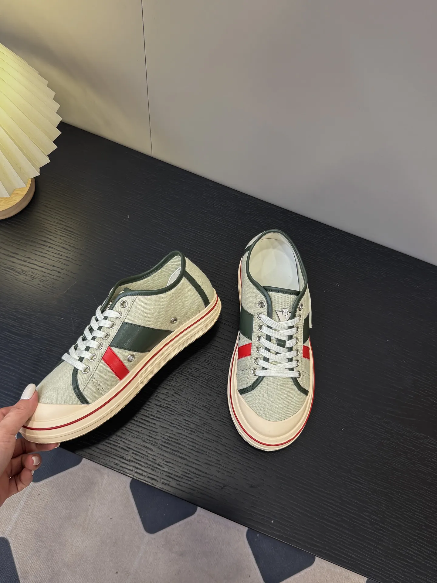 👟👟Ex-factory price 460👟👟 (Men's size +1️⃣0️⃣) BVOrbit's latest 2025 catwalk model, developed 1:1 from the original board, classic color matching elements! This is the biggest highlight of this shoe, eye-catching but not exaggerated design, super cool for daily use, super versatile whether paired with pants, sweaters or skirts, looks good no matter how you wear it, the more you look at it, the more you like it ❗️ Outsole: Original outsole color: 5 colors code number: female 35-40 male 39-44